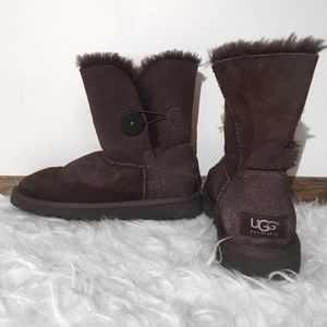 Short Brown UGG Boots With Button - Size 6